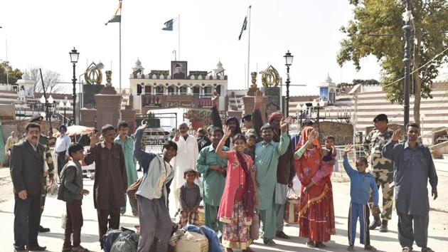 Those returning to Pakistan included a Hindu family of nine from Sindh, who were held by BSF in 2015. (Gurpreet Singh/HT Photo) Those returning to Pakistan included a Hindu family of nine from Sindh, who were held by BSF in 2015. (Gurpreet Singh/HT Photo)