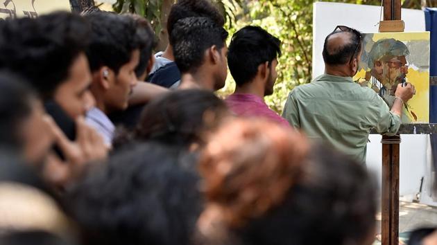ALL EYES: People watch the painting being made. (Arijit Sen/HT Photo) 