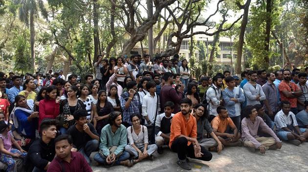 UNITED IN EFFORT:  People watch in rapt attention. (Arijit Sen/HT Photo) 
