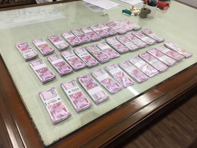The fake notes that were seized in Kolkata on Thursday.(HT Photo)