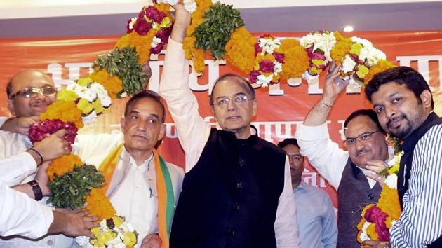 Union finance minister and BJP leader Arun Jaitley being garlanded at the party traders’ meet in Varanasi.(PTI Photo)