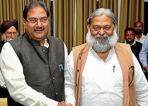INLD leader Abhay Chautala (Left) and health minister Anil Vij at the Haryana Assembly in Chandigarh on Thursday.(Keshav Singh/Hindustan Times)
