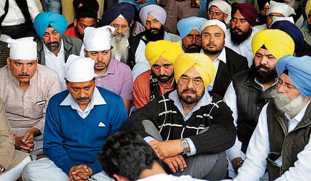 Delhi chief minister Arvind Kejriwal with AAP leaders Kanwar Sandhu, Sanjay Singh, Bhagwant Mann and HS Phoolka at the cremation ground, Sector 25, in Chandigarh on Wednesday.(Karun Sharma/Hindustan times)