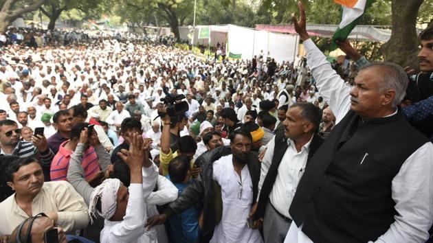 All India Jat Arakshan Sangharsh Samiti leader Yashpal Malik addressing the jat protesters during one day dharma , at Jantar Mantar . 