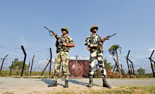 Border Security Force soldiers at the Indo-Bangladesh border on 7th May 2014(Subrata Biswas/Hindustan Times)