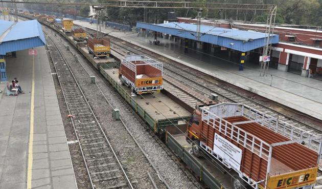 The Ro-Ro train leaves for Murad Nagar in Up on Thursday. (Arvind Yadav/HT) The Ro-Ro train leaves for Murad Nagar in Up on Thursday. (Arvind Yadav/HT)