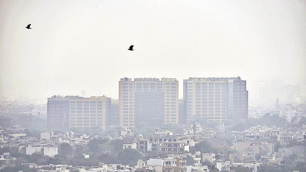 The cold conditions prevailed through the day with a slight mist.(Sanjeev Verma/HT Photo)