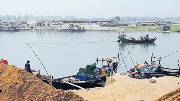 The FICN couriers ship their consignment to Jharkhand by boat across the Ganga from Manikchak ghat in Malda.