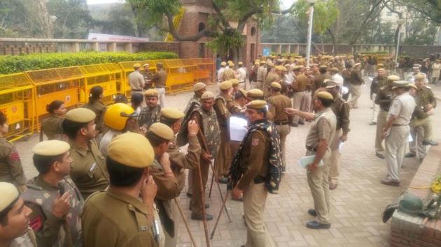 Cop deployment during the protest by ABVP at North Campus on Thursday. (HT PHOTO) Cop deployment during the protest by ABVP at North Campus on Thursday. (HT PHOTO)