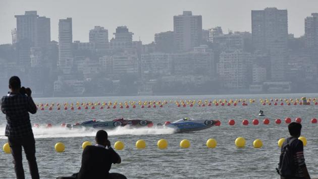 The location of the race — just off the picturesque Marine Drive — saw passersby stop and take photos of the race. (Anshuman Poyrekar/HT Photo) 