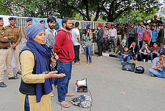 Activist Seema Azad delivering a speech on the Panjab University campus on Friday. (Karun Sharma/HindustanTimes) Activist Seema Azad delivering a speech on the Panjab University campus on Friday. (Karun Sharma/HindustanTimes)