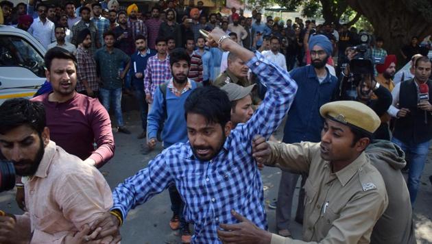 ABVP activists and members of the Students for Society clash at Panjab University in Chandigarh on March 3.(Hindustan Times/File photo)