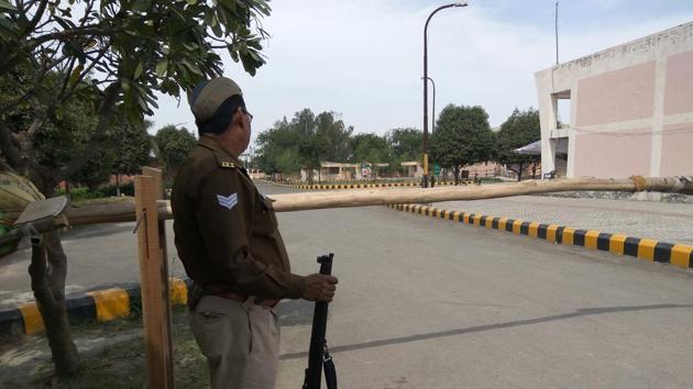 UP police and CISF personnel have been deployed at the flower market where EVMs are stored. (HT Photo) UP police and CISF personnel have been deployed at the flower market where EVMs are stored. (HT Photo)