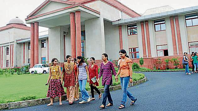 Students at Doon University in Dehradun. Priyanka Negi, the SFI leader and president of the students’ council of Doon University, allegedly dubbed the army in Kashmir ‘rapist’ after her attempt to invite Left leaders to the campus for a seminar on Kashmir was opposed by a majority of the council members(Vinay Santosh Kumar/HT Photo)