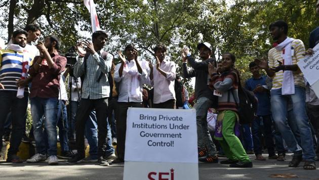 As SFI students from Delhi, Assam, Himachal Pradesh, Tripura, Rajasthan, Kerala, Telengana, and Haryana staged a sit in Jantar Mantar, traffic on several roads around the venue slowed down.(MOHD ZAKIR / HT PHOTO) As SFI students from Delhi, Assam, Himachal Pradesh, Tripura, Rajasthan, Kerala, Telengana, and Haryana staged a sit in Jantar Mantar, traffic on several roads around the venue slowed down.(MOHD ZAKIR / HT PHOTO)