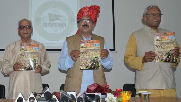 Education minister Vasudev Devnani (centre) releases the latest issue of Pathay Kan on Friday.(Prabhakar Sharma/HT Photo) Education minister Vasudev Devnani (centre) releases the latest issue of Pathay Kan on Friday.(Prabhakar Sharma/HT Photo)