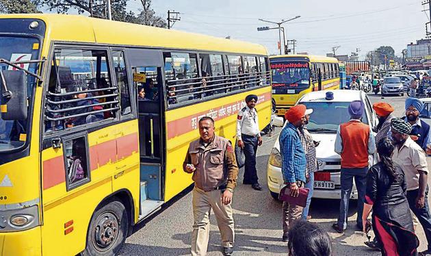DTO officials challaning school buses in Patiala on Friday. (Bharat Bhushan /Hindustan Times) DTO officials challaning school buses in Patiala on Friday. (Bharat Bhushan /Hindustan Times)
