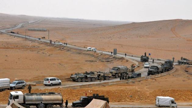 Syrian regime fighters take position as they advance to retake the ancient city of Palmyra, from Islamic State (IS) group fighters on March 2, 2017.(AFP Photo)