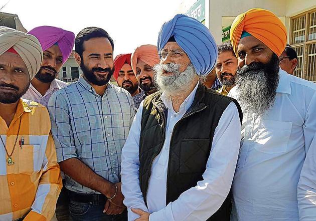 AAP leader HS Phoolka (centre) with party leaders Gurmeet Singh Meet (third from left) and Kuldeep Singh Kaala (fifth from left) at a drug deaddiction centre in Barnala on Saturday. (HT Photo) AAP leader HS Phoolka (centre) with party leaders Gurmeet Singh Meet (third from left) and Kuldeep Singh Kaala (fifth from left) at a drug deaddiction centre in Barnala on Saturday. (HT Photo)