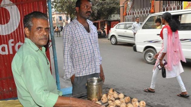 Litti being cooked for sale in Dhanbad(HT Photo)