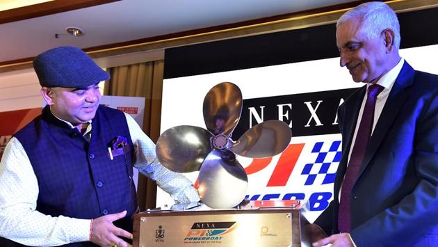 Jaykumar Rawal, Maharashtra’s tourism development minister, and Vice Admiral Girish Luthra, unveil the Viraat Rolling Trophy before the start of the race. (Anshuman Poyrekar/HT Photo) 