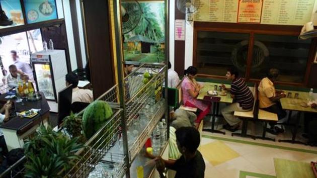 It has been decided that restaurants with an annual turnover of less than Rs50 lakh can pay a tax at the rate of 5% (2.5% central GST and 2.5% state GST).(Rajendra Gawankar/Hindustan Times)