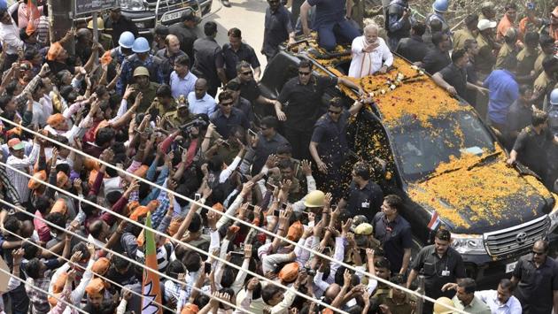 Huge crowd gather on the streets to catch a glimpse of the Prime Minister. (Arun Sharma/HT PHOTO)