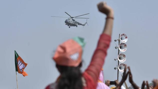 Slogans of ‘Har har Modi, Ghar ghar Modi’ were raised in the air as the PM’s convoy travelled through the city. (Arun Sharma/HT PHOTO)