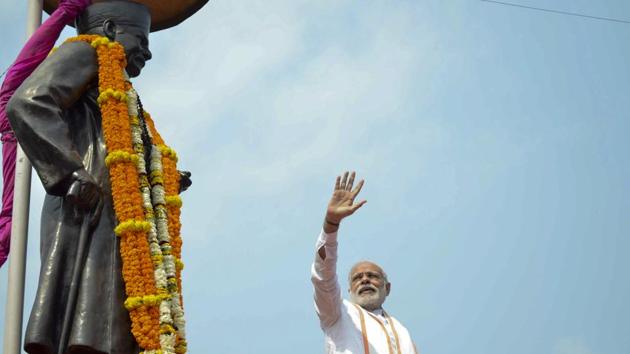 Prime Minister Narendra Modi paid tributes at the statue of Madan Mohan Malviya in Varanasi (Adarsh Gupta / HT PHOTO )