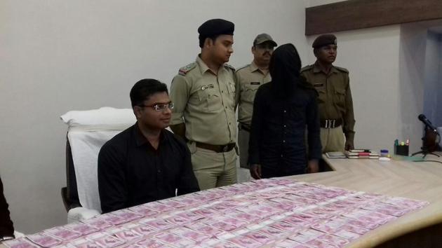 Police recovered 100 fake notes of Rs 2000 denominations from Alam Sheikh, a resident of Malda’s Baishnabnagar area. (HT Photo) Police recovered 100 fake notes of Rs 2000 denominations from Alam Sheikh, a resident of Malda’s Baishnabnagar area. (HT Photo)