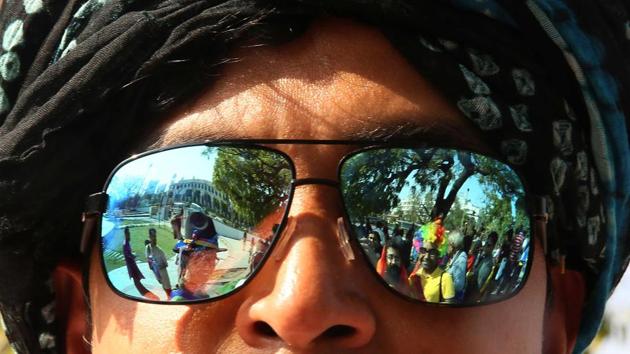 Hundred of the activists marched in the parade, protesting against the continuing discrimination and marginalization of the community, demanding the repeal of the law criminalizing homosexual acts. (Himanshu Vyas/HT Photo)