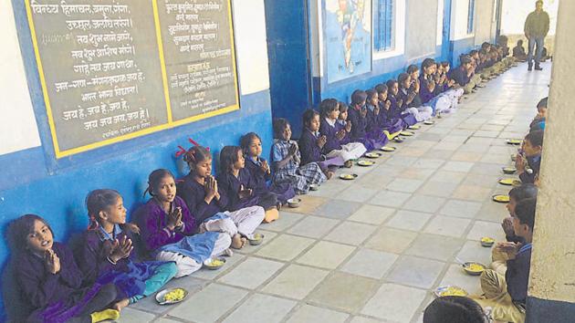 Midday meal scheme (MDMS) is a centrally-sponsored scheme to boost the universalisation of primary education by increasing enrolment, retention and attendance in primary and upper primary classes.(HT File Photo)