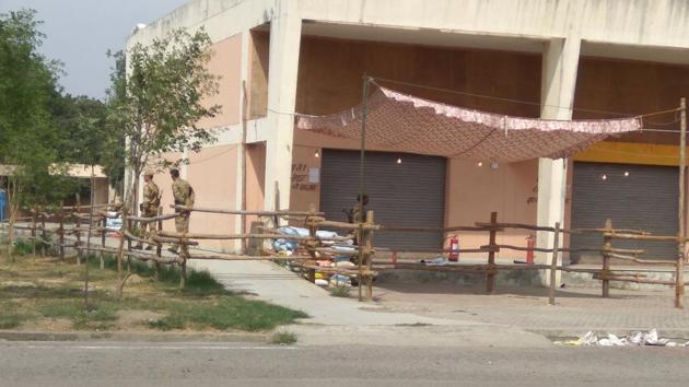 Tight security arranged by Gautam Budh Nagar district administration for EVM strong rooms at the flower market in Noida.(HT Photo)