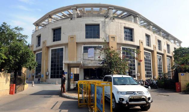 Concerned over poor property tax returns, the MCG had resorted to on-the-spot collection. (Parveen Kumar/HT PHOTO)