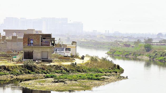 The Hindon merges with the Yamuna in Sector 150 of Noida, after flowing through Noida and Greater Noida.(Sunil Ghosh/HT Photo)