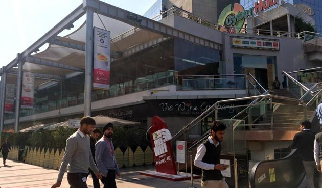 The licence fee for bars has been increased from Rs 12.5 lakh to Rs 15 lakh in Gurgaon. (HT FILE PHOTO) The licence fee for bars has been increased from Rs 12.5 lakh to Rs 15 lakh in Gurgaon. (HT FILE PHOTO)