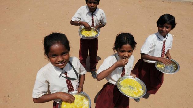 Students having Mid-day meals at Government Middle School at Tharpakhna in Ranchi(HT File Photo)