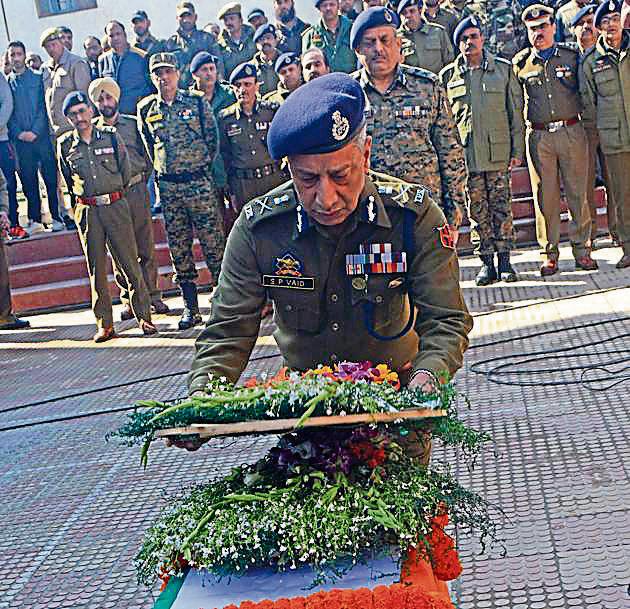 A senior paramilitary officer lays a wreath on the coffin of constable Manzoor Ahmad Naik who was killed in south Kashmir’s Tral on Sunday in an encounter with militants.(HT Photo)