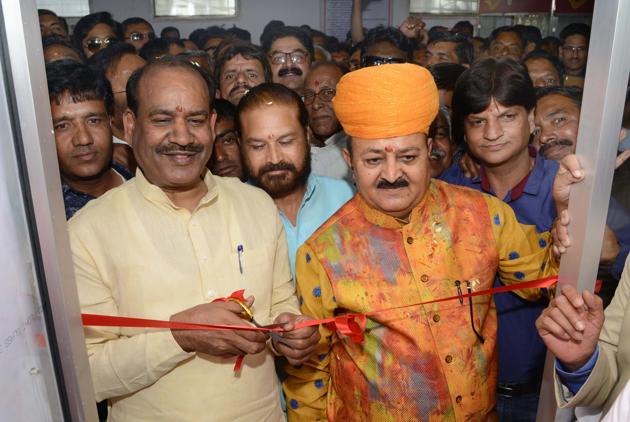 Kota MP Om Birla inaugurates Rajasthan’s first post office passport seva kendra in Kota on Sunday. BJP MLA Bhawani Singh Rajawat looks on.(AH Zaidi/HT Photo)