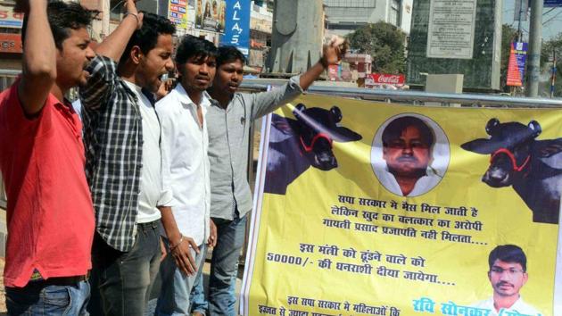 BJP workers shout slogans in Allahabad on Sunday against Uttar Pradesh minister Gayatri Prajapati, who is accused in a rape case.(PTI)