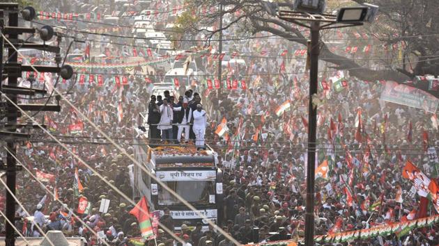 UP chief minister Akhilesh Yadav, his wife Dimple, and Congress vice-president Rahul Gandhi during their roadshow in Varanasi on March 4, 2017. (Arun Sharma/HT PHOTO) UP chief minister Akhilesh Yadav, his wife Dimple, and Congress vice-president Rahul Gandhi during their roadshow in Varanasi on March 4, 2017. (Arun Sharma/HT PHOTO)