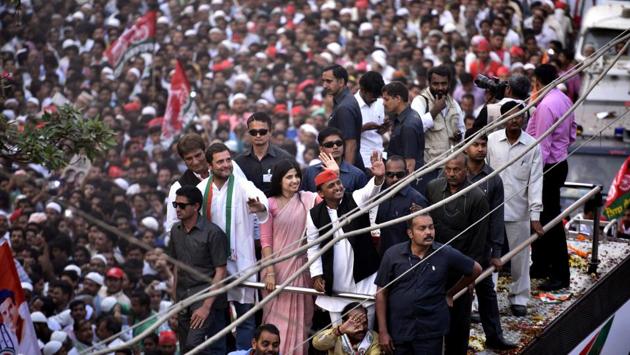 UP chief minister Akhilesh Yadav, his wife Dimple, and Congress vice-president Rahul Gandhi during their roadshow in Varanasi on March 04, 2017. (Arun Sharma/HT PHOTO) UP chief minister Akhilesh Yadav, his wife Dimple, and Congress vice-president Rahul Gandhi during their roadshow in Varanasi on March 04, 2017. (Arun Sharma/HT PHOTO)
