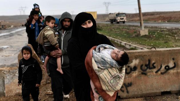 Iraqi families walk down a road as they flee Mosul during an offensive by security forces to retake the western parts of the city from Islamic State (IS) group fighters. (Aris Messinis/AFP) Iraqi families walk down a road as they flee Mosul during an offensive by security forces to retake the western parts of the city from Islamic State (IS) group fighters. (Aris Messinis/AFP)