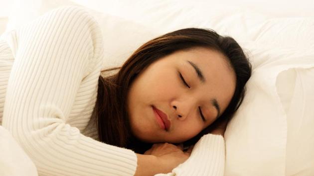 The study says popular tracking devices may not accurately discriminate stages of sleep.(Shutterstock)