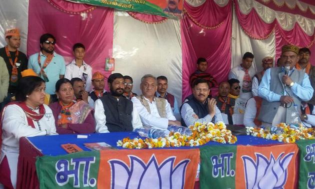 Senior BJP leaders Shyam Jaju and Vijay Bahuguna at a poll meeting in Karnaprayag on Monday. (HT Photo) Senior BJP leaders Shyam Jaju and Vijay Bahuguna at a poll meeting in Karnaprayag on Monday. (HT Photo)