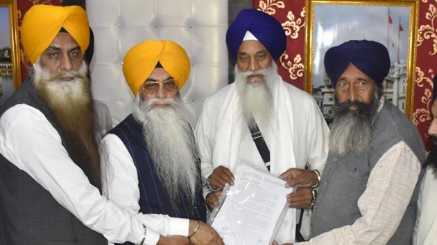 SGPC probe panel submitting its report to Akal Takht jathedar Giani Gurbachan Singh (second from right) in Amritsar on Monday.(Sameer Sehgal/HT Photo)