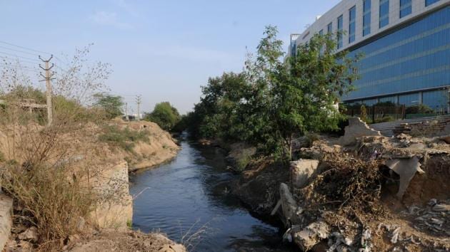 The Badhshahpur drain starts from Ghata and meets the Najafgarh drain but it has a major bottleneck at Khandsa, which the Huda is trying to remove.(Parveen Kumar/HT Photo) The Badhshahpur drain starts from Ghata and meets the Najafgarh drain but it has a major bottleneck at Khandsa, which the Huda is trying to remove.(Parveen Kumar/HT Photo)