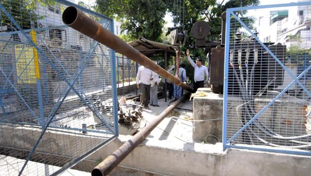 Two electricity poles crashed when linemen where making some repairs.(Sunil Ghosh/HT Photo) Two electricity poles crashed when linemen where making some repairs.(Sunil Ghosh/HT Photo)
