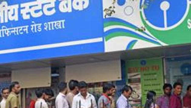 People stand in queue to withdraw and deposit currency outside SBI Bank and ATM at Elphinston road in Mumbai, India, on Tuesday, December 6, 2016.(Pratik Chorge/HT File Photo)