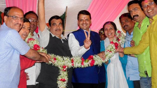 Union minister Nitin Gadkari, Maharashtra chief minister Devendra Fadnavis and BJP leaders celebrate after the municipal corporation poll results were announced.(PTI)